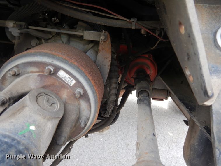 image for item GY9067 2006 GMC C7500 truck cab and chassis