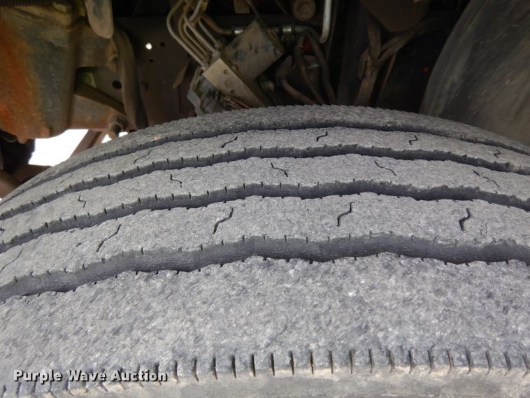 image for item GY9067 2006 GMC C7500 truck cab and chassis