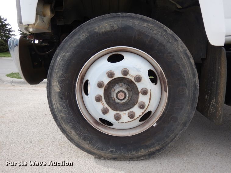 image for item GY9067 2006 GMC C7500 truck cab and chassis