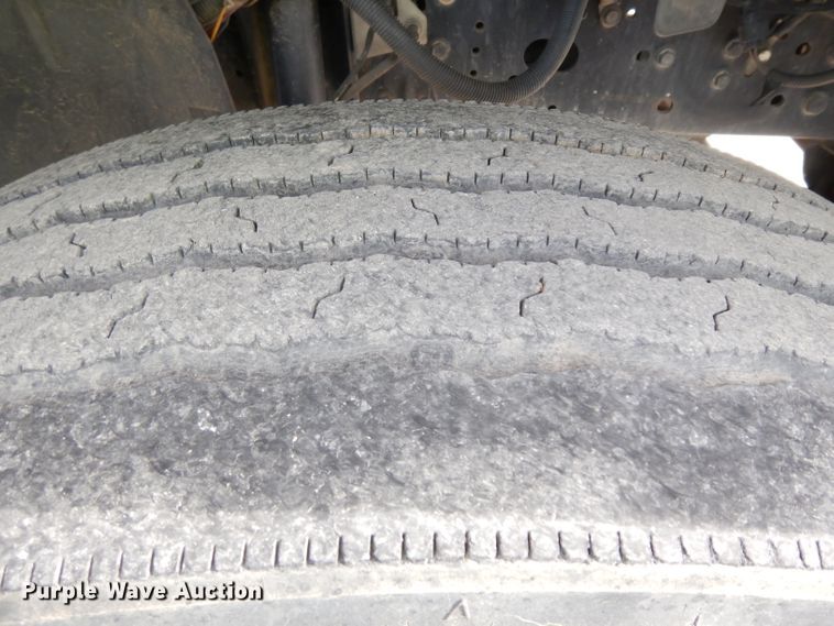 image for item GY9067 2006 GMC C7500 truck cab and chassis