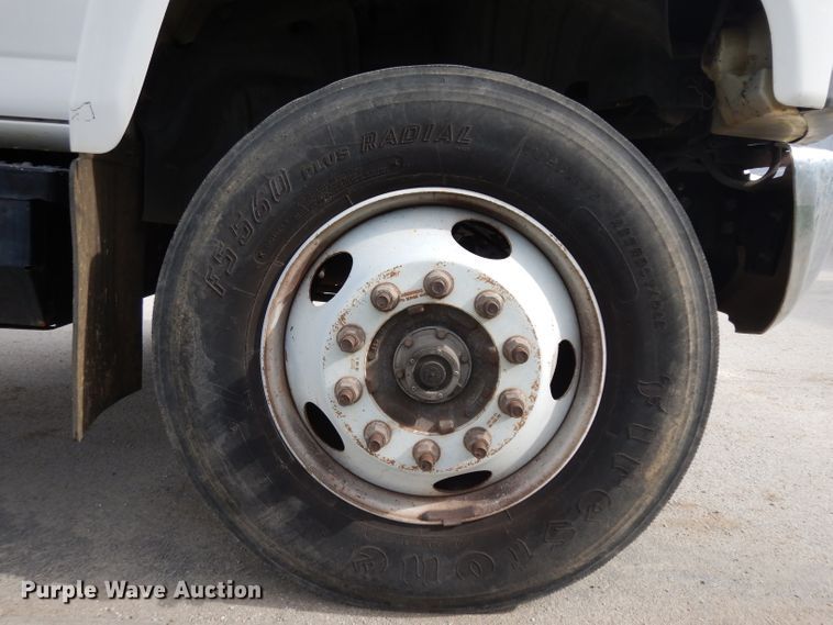 image for item GY9067 2006 GMC C7500 truck cab and chassis