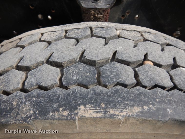 image for item GY9067 2006 GMC C7500 truck cab and chassis