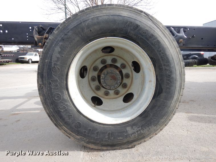 image for item GY9067 2006 GMC C7500 truck cab and chassis