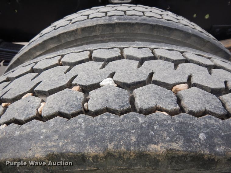 image for item GY9067 2006 GMC C7500 truck cab and chassis