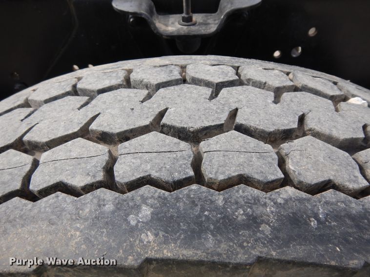 image for item GY9067 2006 GMC C7500 truck cab and chassis