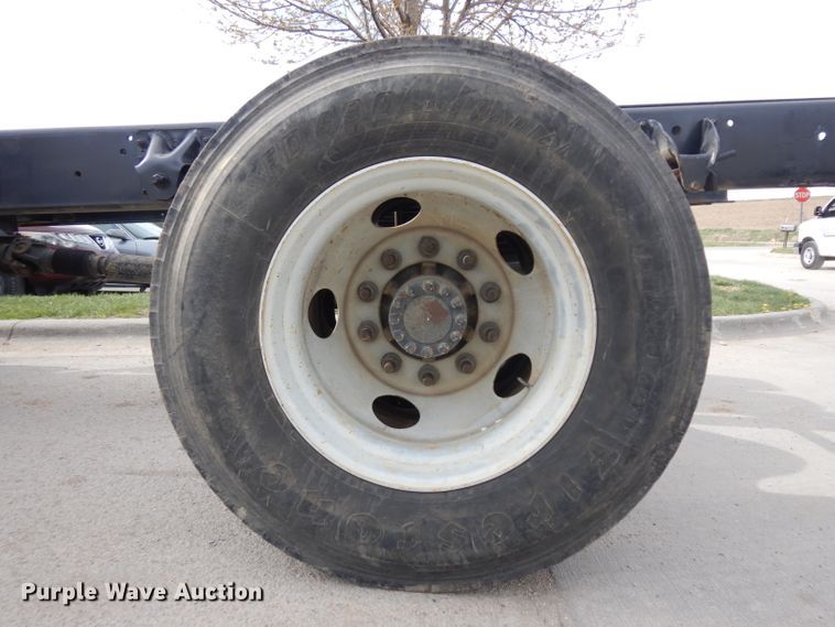 image for item GY9067 2006 GMC C7500 truck cab and chassis