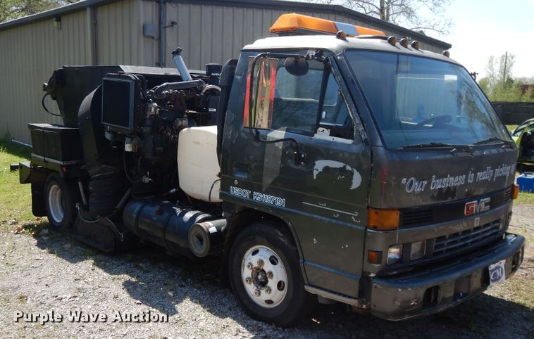 image for item GY9096 1995 Isuzu NPR street sweeper truck