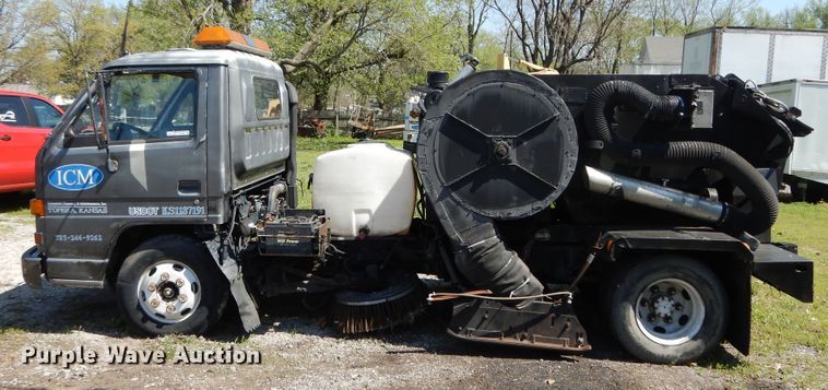 image for item GY9096 1995 Isuzu NPR street sweeper truck