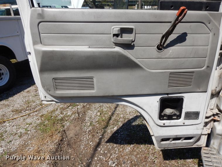 image for item GY9096 1995 Isuzu NPR street sweeper truck