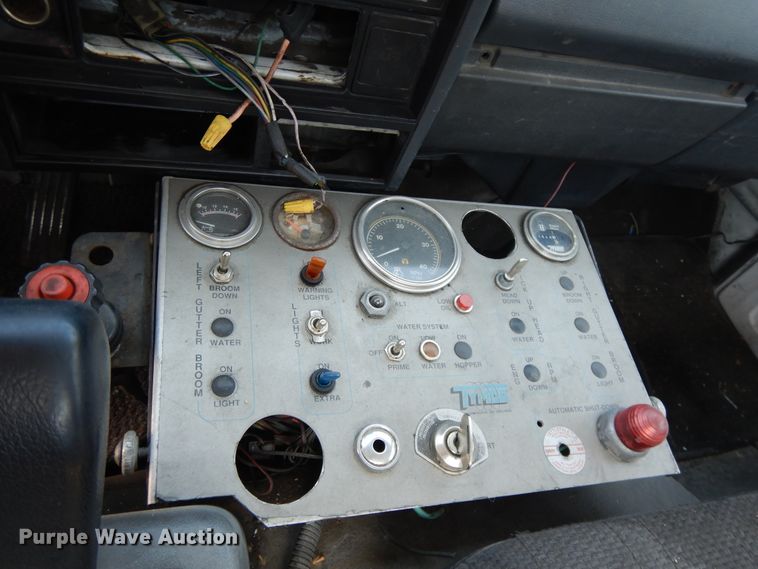 image for item GY9096 1995 Isuzu NPR street sweeper truck