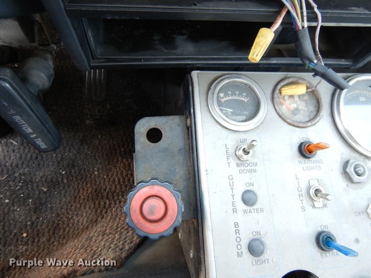 image for item GY9096 1995 Isuzu NPR street sweeper truck