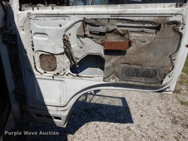 image for item GY9096 1995 Isuzu NPR street sweeper truck