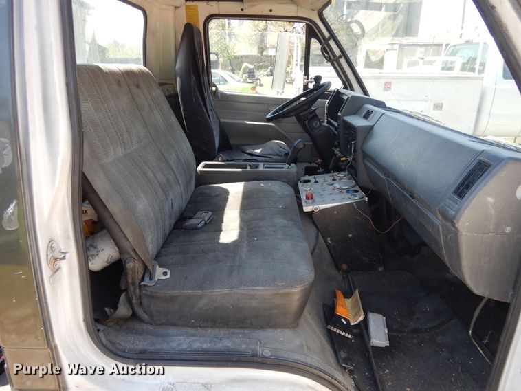 image for item GY9096 1995 Isuzu NPR street sweeper truck