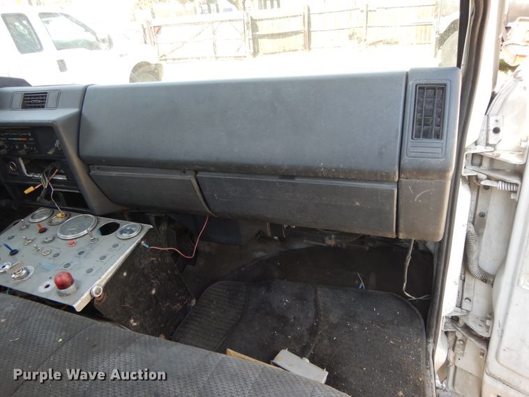 image for item GY9096 1995 Isuzu NPR street sweeper truck