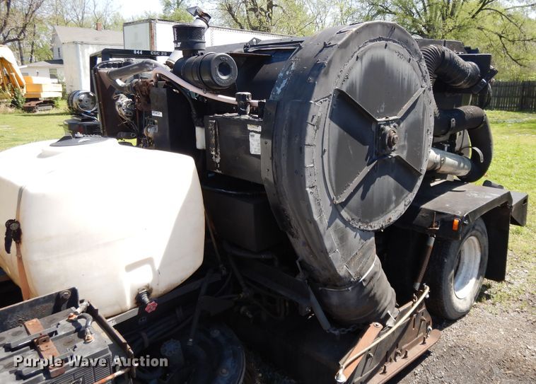 image for item GY9096 1995 Isuzu NPR street sweeper truck