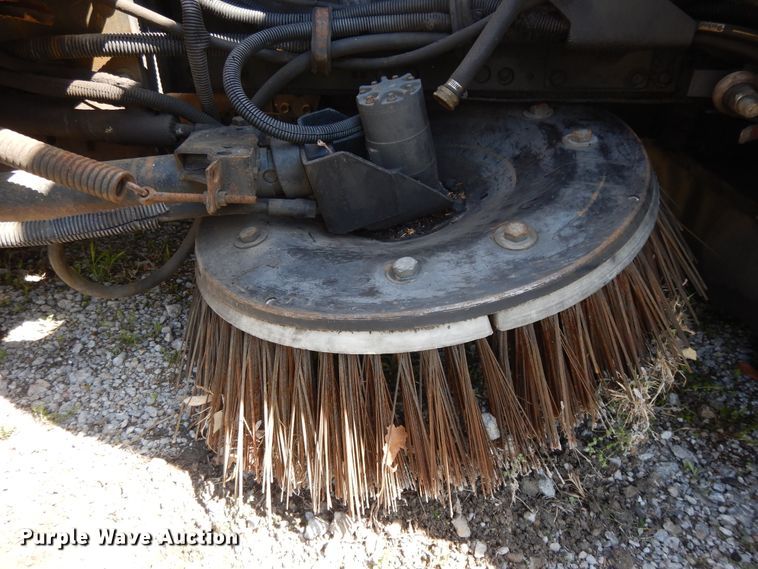 image for item GY9096 1995 Isuzu NPR street sweeper truck