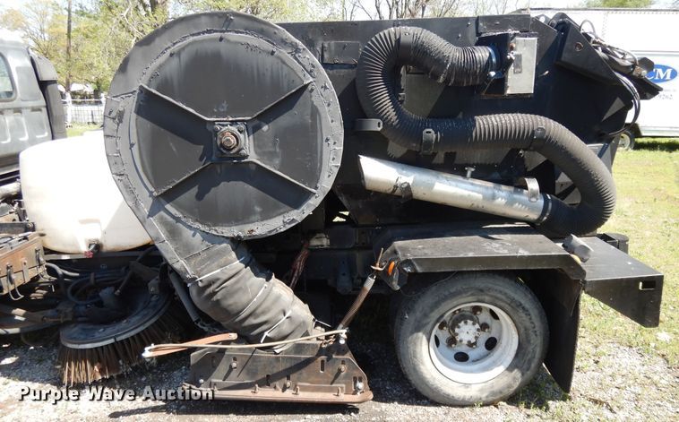 image for item GY9096 1995 Isuzu NPR street sweeper truck