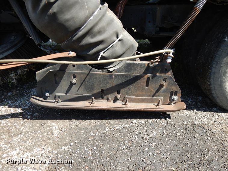 image for item GY9096 1995 Isuzu NPR street sweeper truck