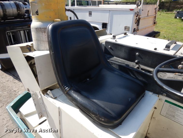 image for item GY9117 Tennant 528 sweeper