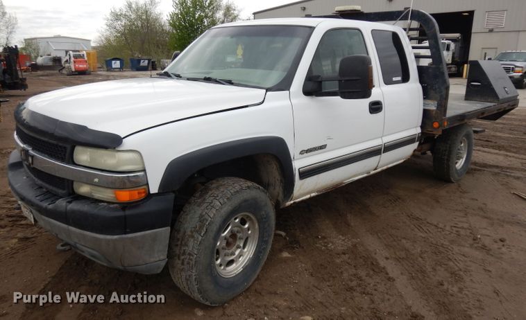 image for item GY9174 2002 Chevrolet Silverado 2500HD  Ext. Cab flatbed pickup truck