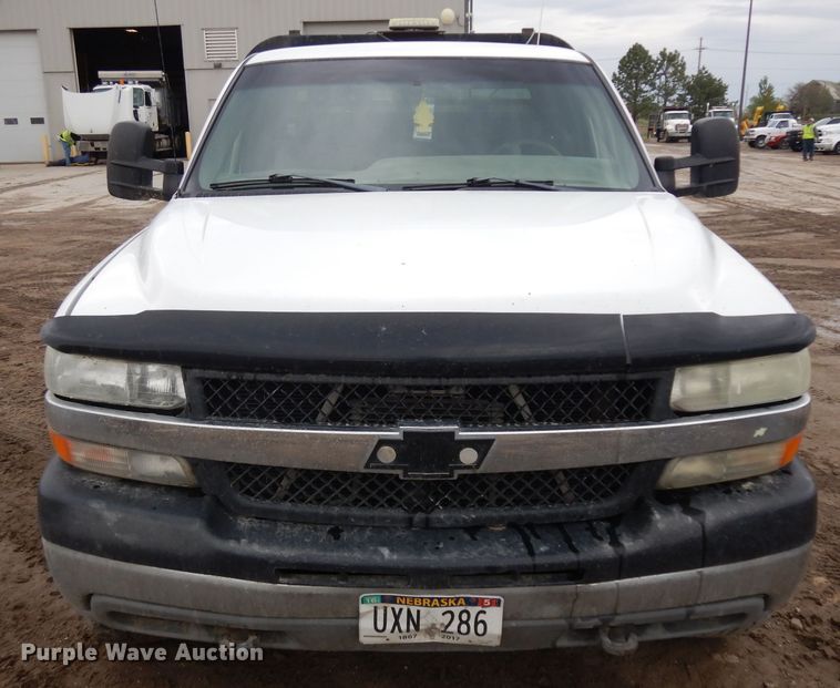 image for item GY9174 2002 Chevrolet Silverado 2500HD  Ext. Cab flatbed pickup truck