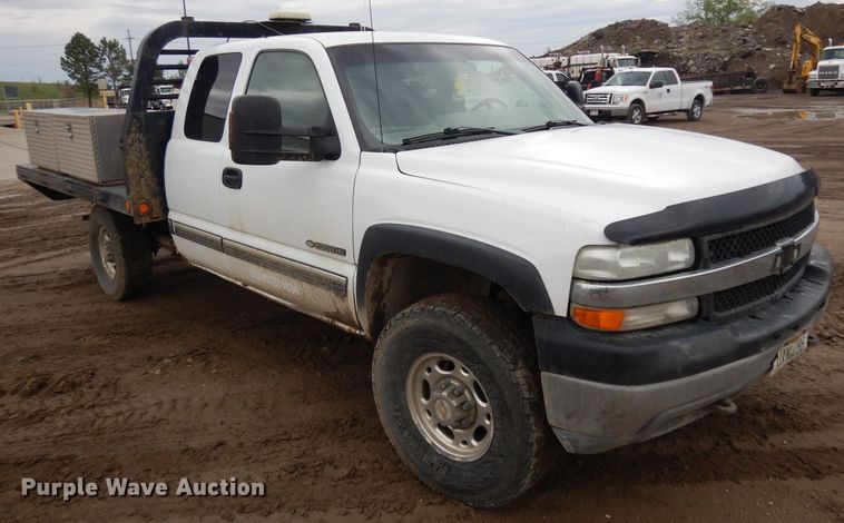 image for item GY9174 2002 Chevrolet Silverado 2500HD  Ext. Cab flatbed pickup truck