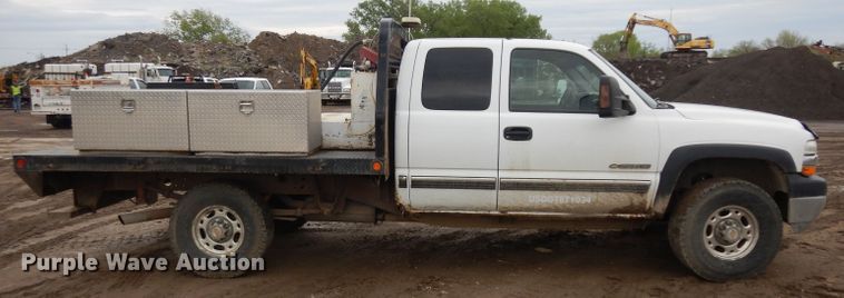 image for item GY9174 2002 Chevrolet Silverado 2500HD  Ext. Cab flatbed pickup truck