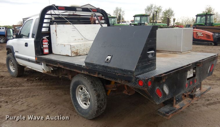 image for item GY9174 2002 Chevrolet Silverado 2500HD  Ext. Cab flatbed pickup truck