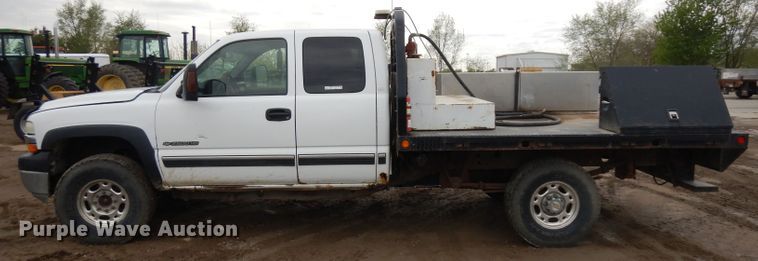 image for item GY9174 2002 Chevrolet Silverado 2500HD  Ext. Cab flatbed pickup truck