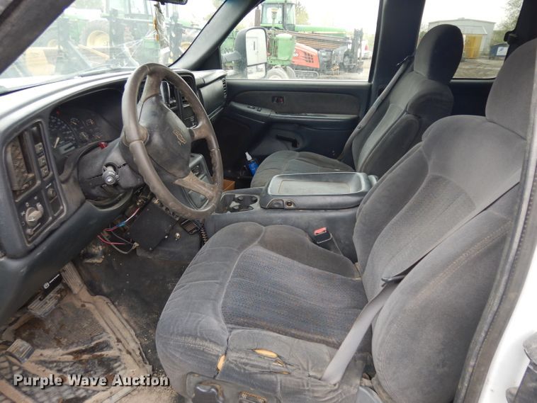 image for item GY9174 2002 Chevrolet Silverado 2500HD  Ext. Cab flatbed pickup truck