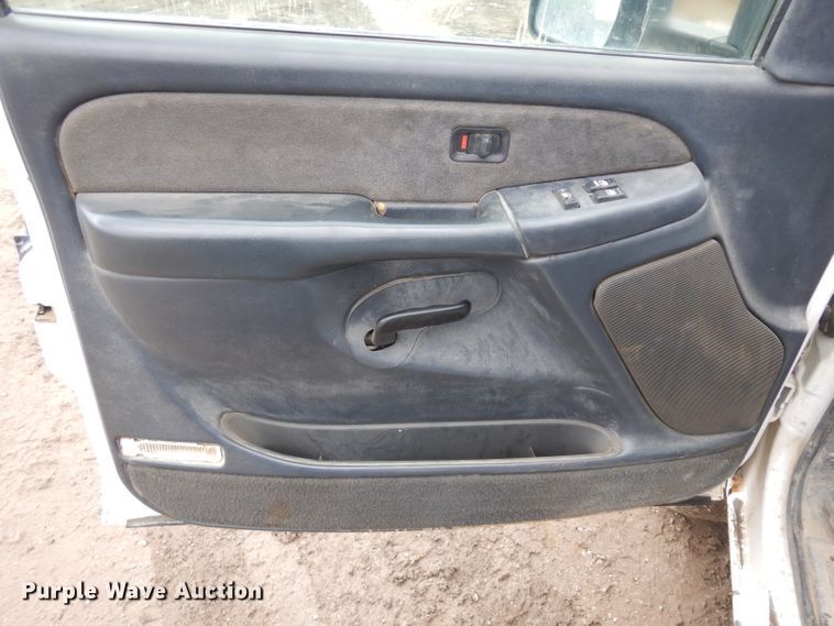 image for item GY9174 2002 Chevrolet Silverado 2500HD  Ext. Cab flatbed pickup truck