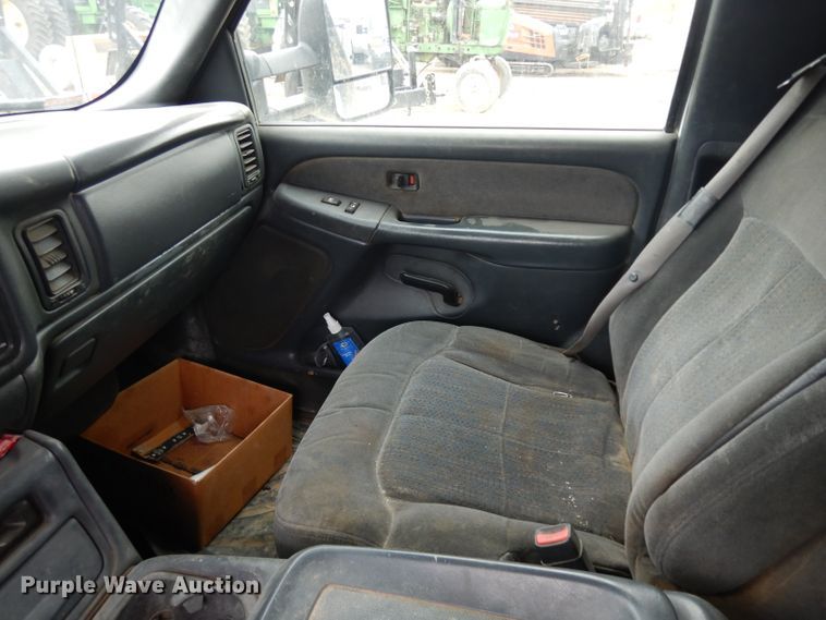 image for item GY9174 2002 Chevrolet Silverado 2500HD  Ext. Cab flatbed pickup truck