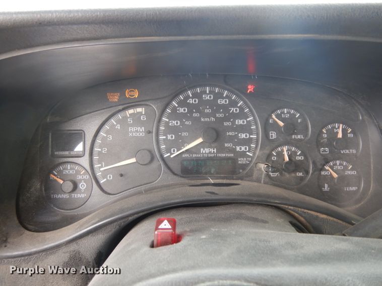 image for item GY9174 2002 Chevrolet Silverado 2500HD  Ext. Cab flatbed pickup truck