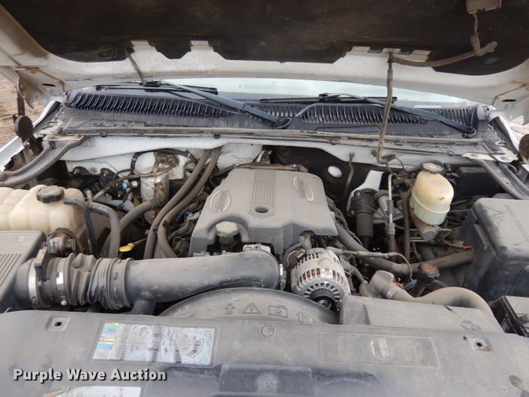 image for item GY9174 2002 Chevrolet Silverado 2500HD  Ext. Cab flatbed pickup truck