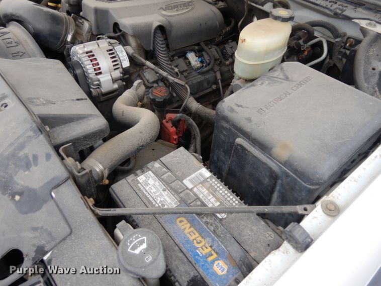 image for item GY9174 2002 Chevrolet Silverado 2500HD  Ext. Cab flatbed pickup truck