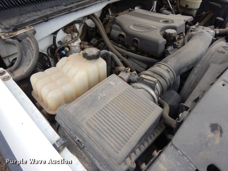 image for item GY9174 2002 Chevrolet Silverado 2500HD  Ext. Cab flatbed pickup truck