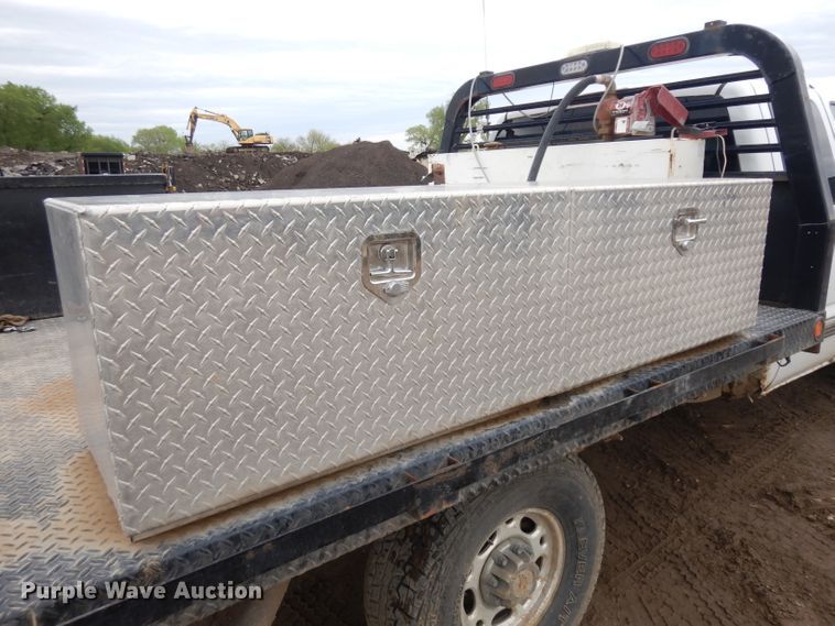 image for item GY9174 2002 Chevrolet Silverado 2500HD  Ext. Cab flatbed pickup truck