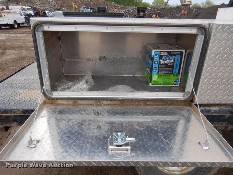 image for item GY9174 2002 Chevrolet Silverado 2500HD  Ext. Cab flatbed pickup truck