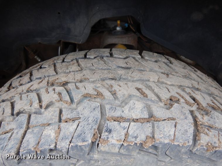 image for item GY9174 2002 Chevrolet Silverado 2500HD  Ext. Cab flatbed pickup truck