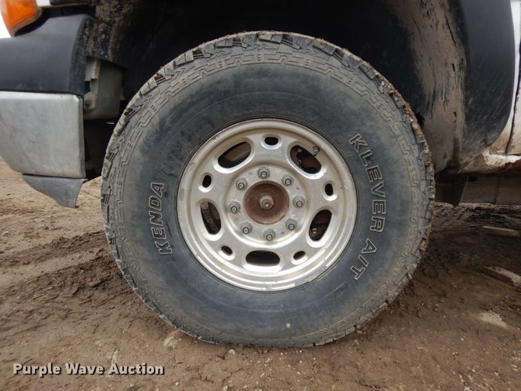 image for item GY9174 2002 Chevrolet Silverado 2500HD  Ext. Cab flatbed pickup truck