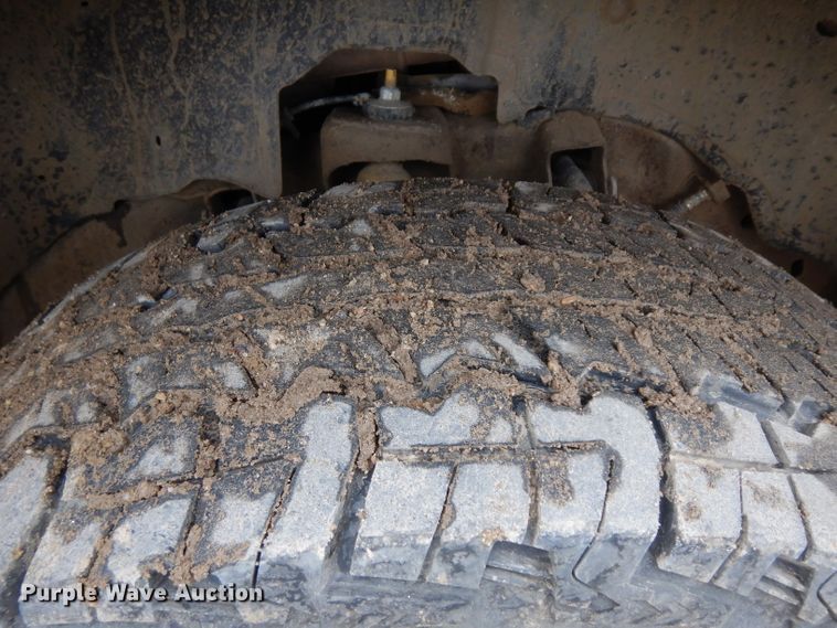 image for item GY9174 2002 Chevrolet Silverado 2500HD  Ext. Cab flatbed pickup truck