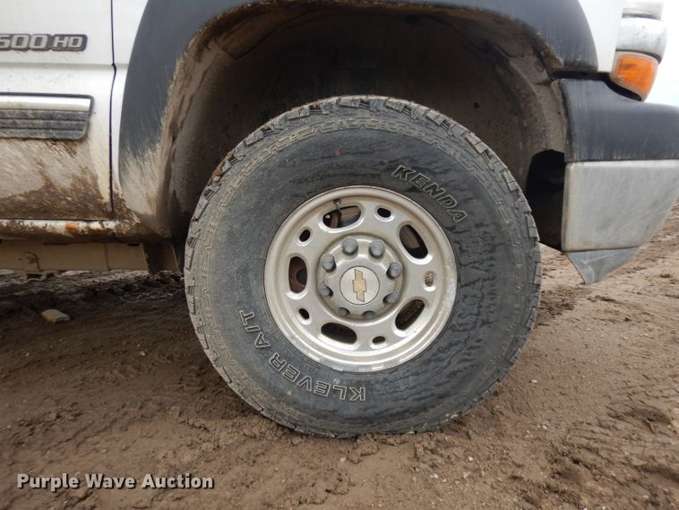 image for item GY9174 2002 Chevrolet Silverado 2500HD  Ext. Cab flatbed pickup truck