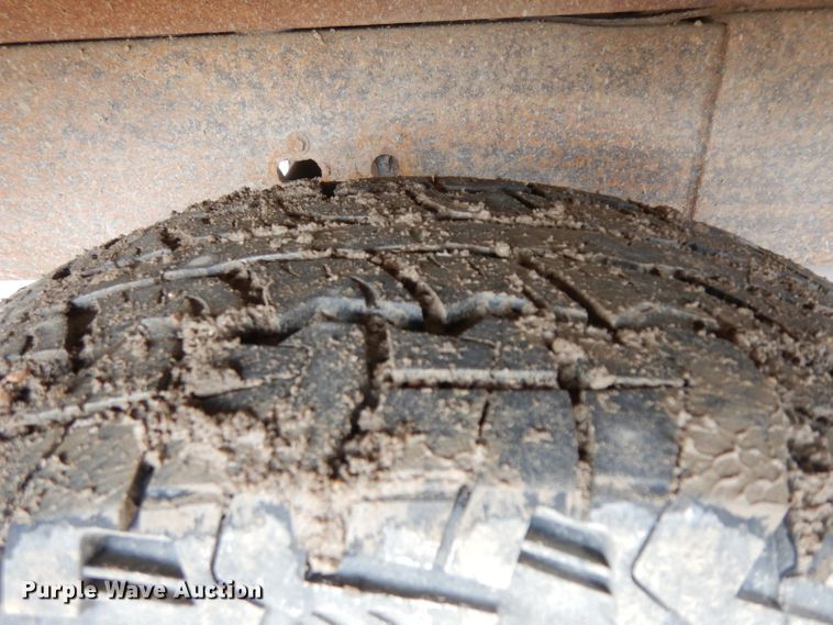 image for item GY9174 2002 Chevrolet Silverado 2500HD  Ext. Cab flatbed pickup truck