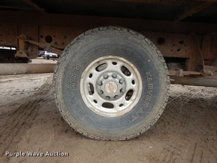 image for item GY9174 2002 Chevrolet Silverado 2500HD  Ext. Cab flatbed pickup truck