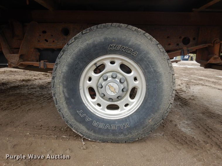 image for item GY9174 2002 Chevrolet Silverado 2500HD  Ext. Cab flatbed pickup truck