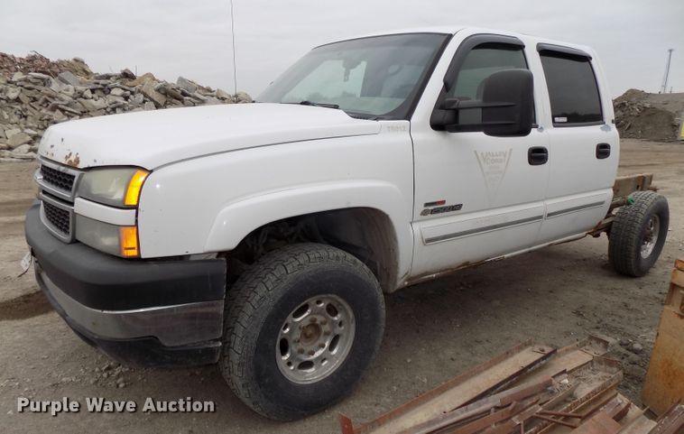 image for item GY9175 2006 Chevrolet Silverado 2500HD Crew Cab truck chassis
