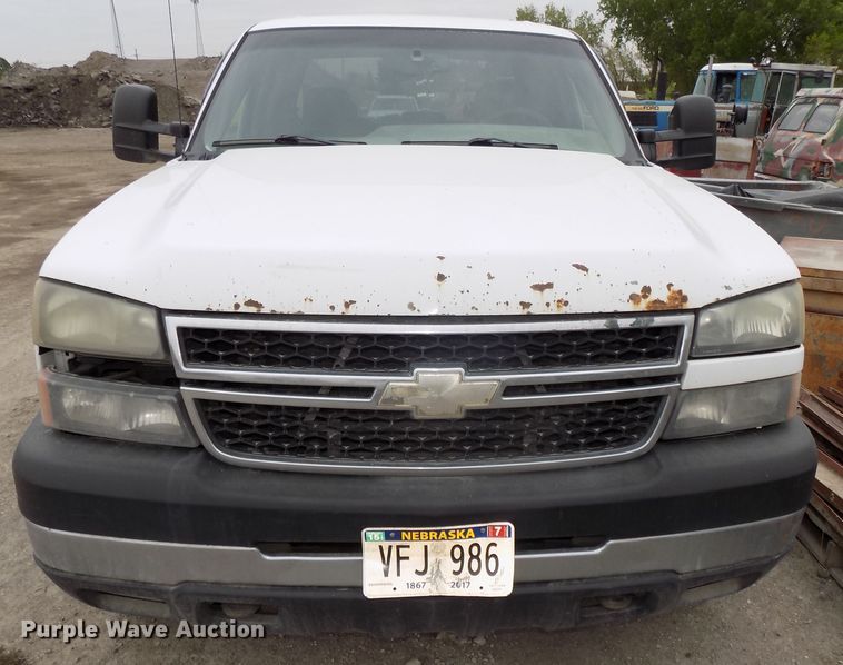 image for item GY9175 2006 Chevrolet Silverado 2500HD Crew Cab truck chassis
