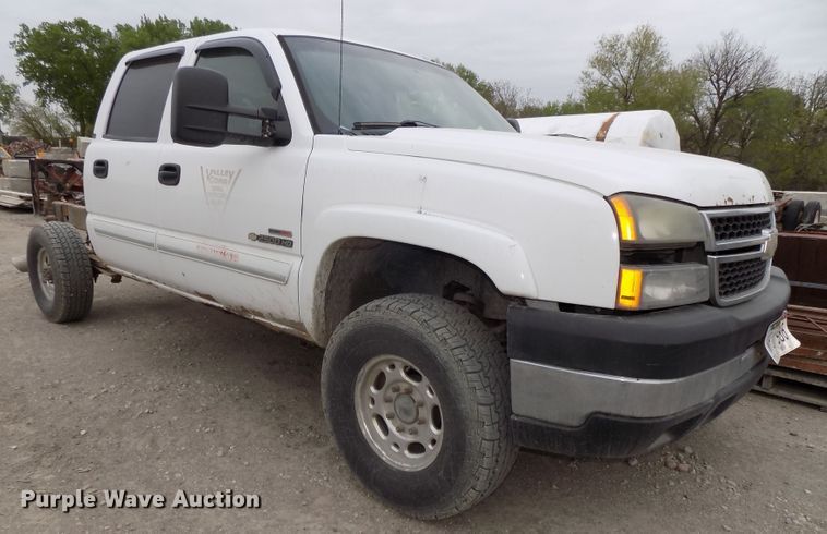 image for item GY9175 2006 Chevrolet Silverado 2500HD Crew Cab truck chassis