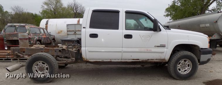 image for item GY9175 2006 Chevrolet Silverado 2500HD Crew Cab truck chassis