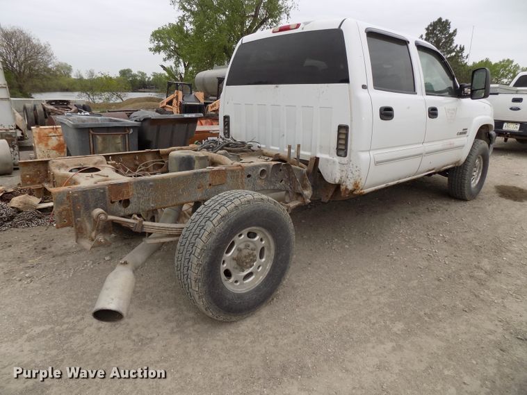 image for item GY9175 2006 Chevrolet Silverado 2500HD Crew Cab truck chassis